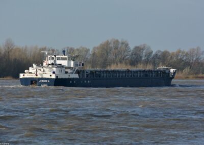 Jerome H. on river Rhine passing Emmerich, 18-11-2017
