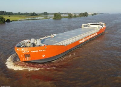 Lady Anne Beau on river Waal passing Deest, 18-07-2021