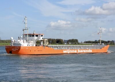 Lady Astrid inbound Rotterdam passing Rozenburg, 16-10-2022