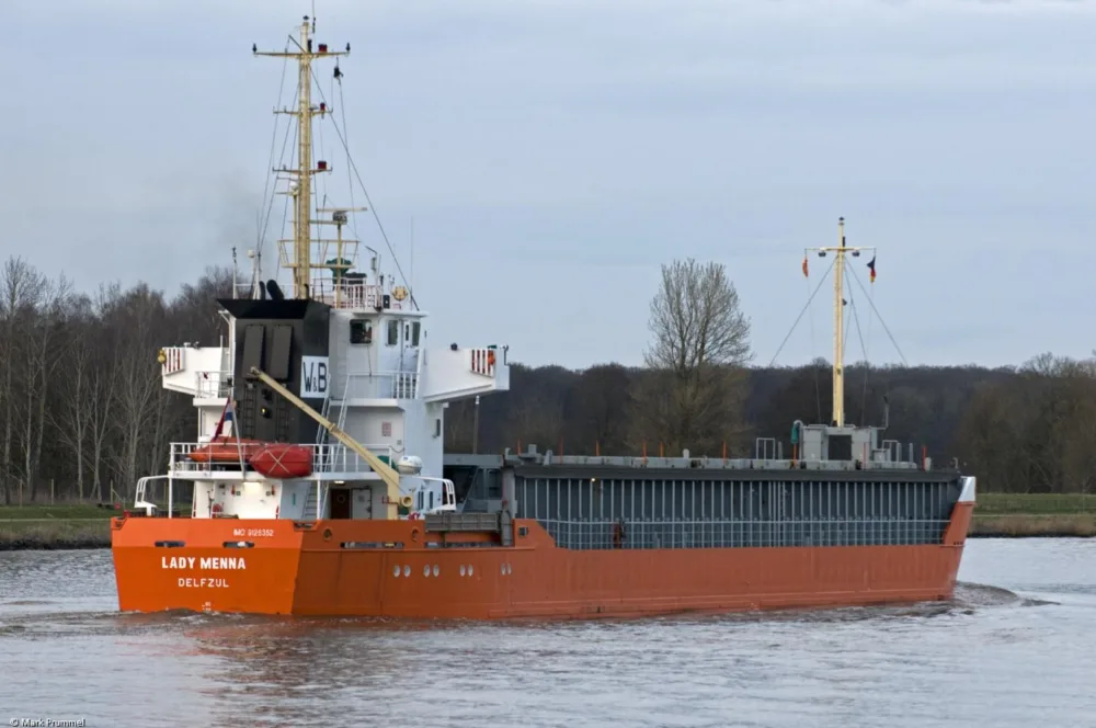 Lady Menna in Kiel Canal passing Breiholz, 07-04-2012