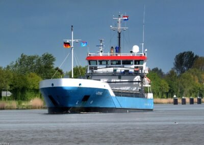 Leonie in Kiel Canal passing Breiholz, 17-05-2015