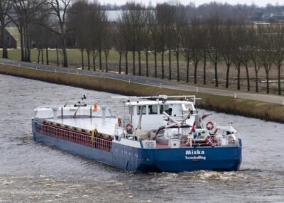 Miska in Van Starkenborgkanaal passing Eibersburen, 20-02-2010