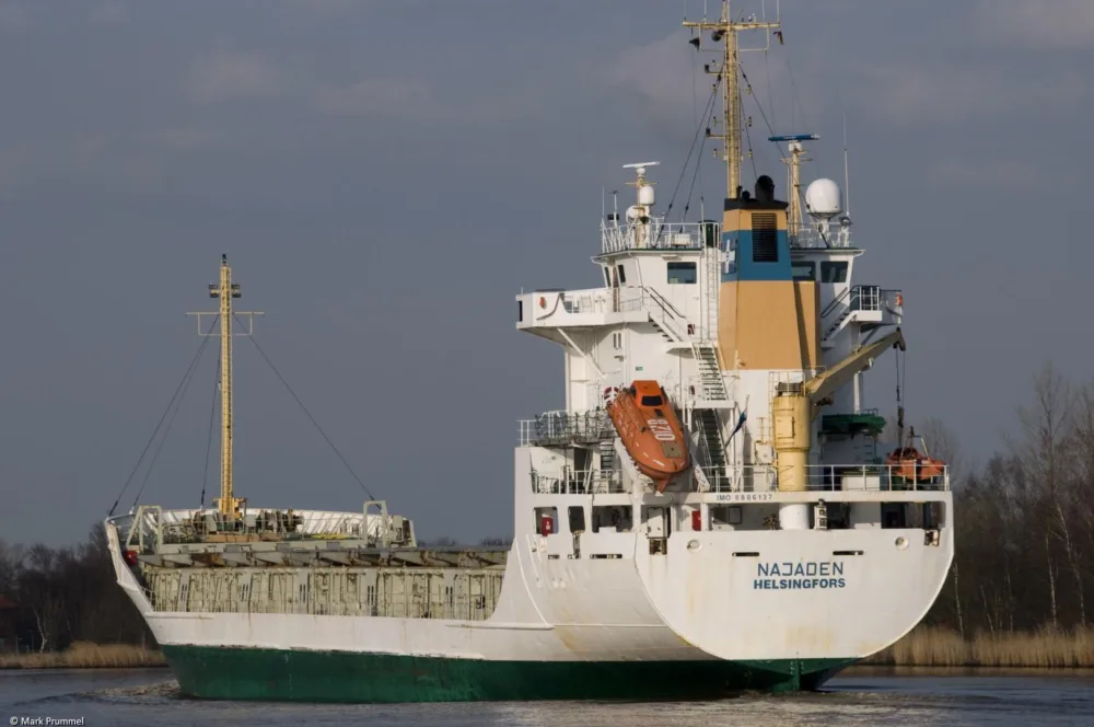 Najaden in Kiel Canal passing Burg, 03-04-2010