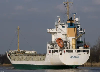 Najaden in Kiel Canal passing Burg, 03-04-2010