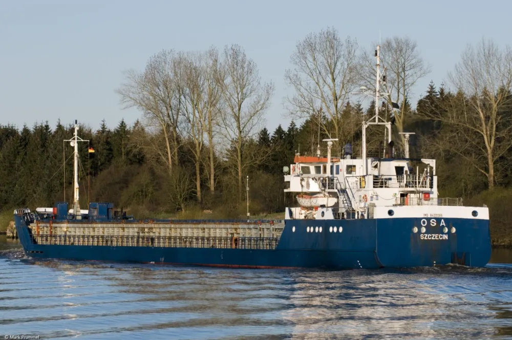 Osa in Kiel Canal passing Breiholz, 08-04-2012