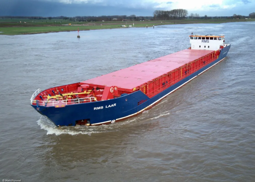 RMS Laar on river Waal passing Vuren, 07-01-2022