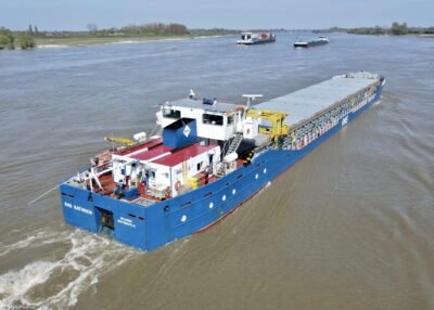 RMS Ratingen on river Waal passing Rossum, 16-04-2022