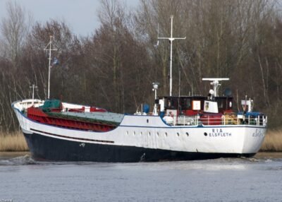 Ria in Kiel Canal passing Burg, 04-04-2010