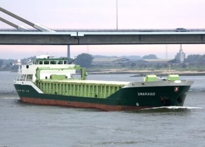 Smaragd on river Waal passing Beneden Leeuwen, 03-08-2011