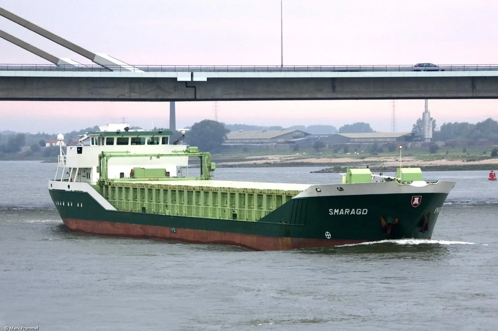 Smaragd on river Waal passing Beneden Leeuwen, 03-08-2011