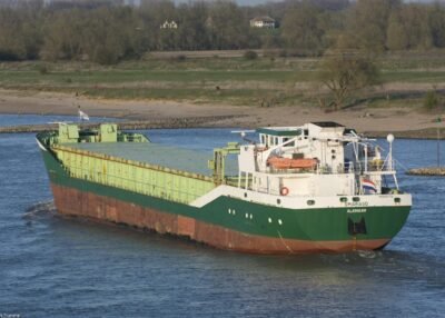 Smaragd on river Waal passing Nijmegen, 03-08-2011