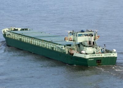 Snowlark on river Rhine passing Emmerich, 31-05-2010