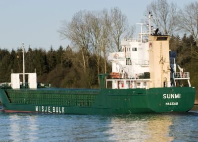 Sunmi in Kiel Canal passing Breiholz, 08-04-2012