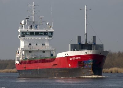 Swegard in Kiel Canal passing Burg, 04-04-2010