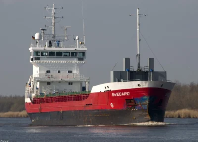 Swegard in Kiel Canal passing Burg, 04-04-2010