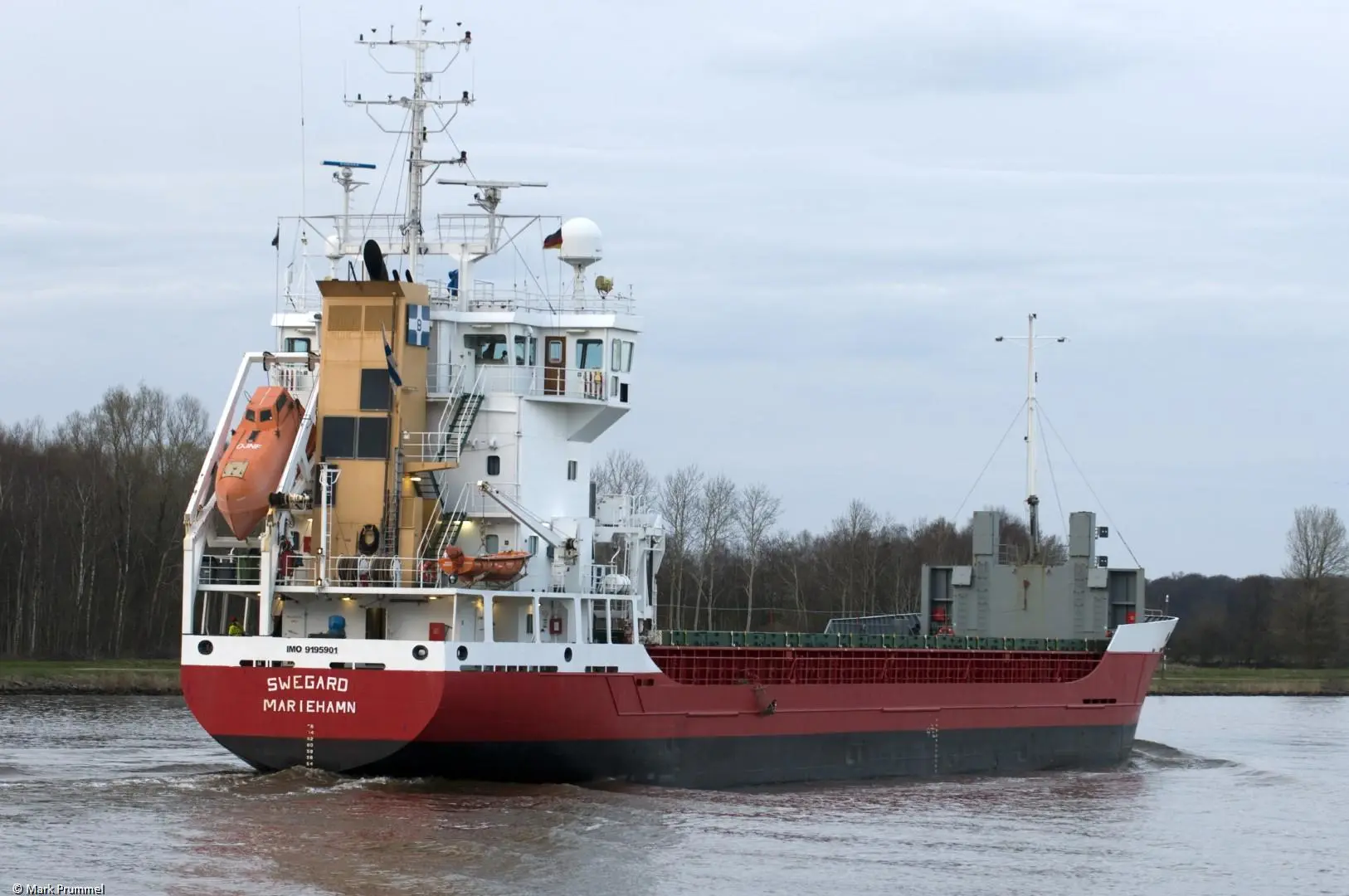 Swegard in Kiel Canal passing Breiholz, 07-04-2012