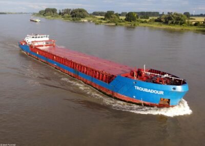Troubadour on river Rhine passing Tolkamer, 07-07-2021