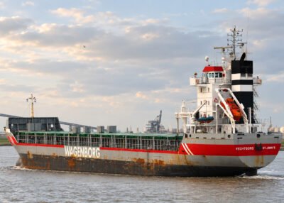 Vechtborg arriving in Delfzijl, 30-07-2011