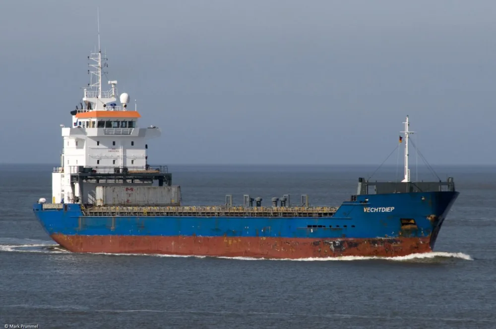 Vechtdiep on river Elbe passing Cuxhaven, 05-04-2010