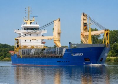 Velserdiep in Kiel Canal passing Burg, 27-06-2014