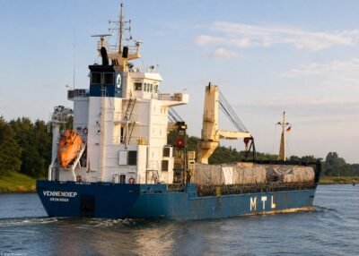 Vennendiep in Kiel Canal passing Breiholz, 30-05-2014