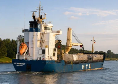 Vennendiep in Kiel Canal passing Breiholz, 30-05-2014