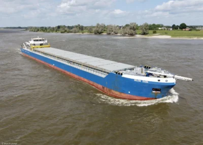 Wilson Baerl on river Waal passing Herwijnen, 27-05-2022