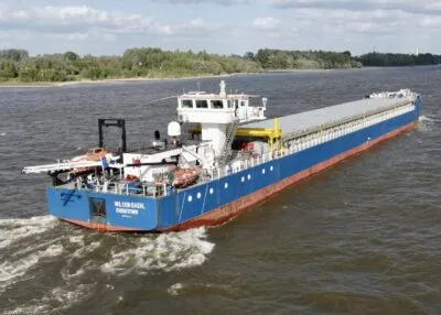 Wilson Baerl on river Waal passing Spijk, 27-05-2022