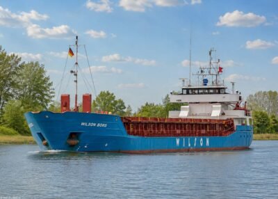 Wilson Borg in Kiel Canal passing Breiholz, 14-05-2015
