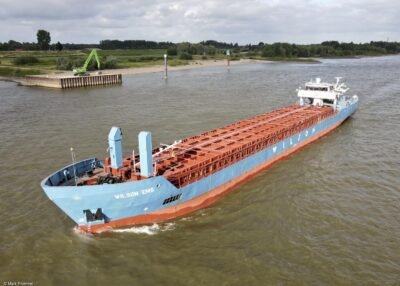 Wilson Ems on river Rhine passing Spijk, 05-07-2002
