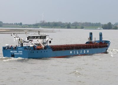 Wilson Ems on river Rhine passing Hönnepel, 15-05-2010