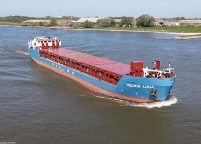 Wilson Luga on river Waal passing Beneden Leeuwen, 08-05-2022