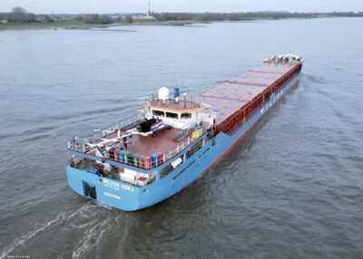Wilson Odra on river Rhine passing Millingen, 11-04-2022