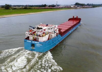 Wilson Rotterdam on river Waal passing Dreumel, 31-08-2021