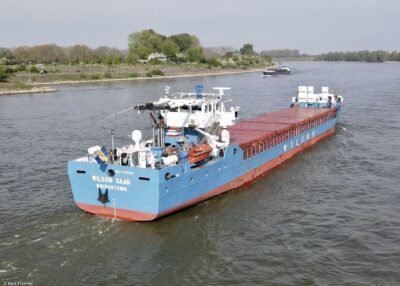 Wilson Saar on river Rhine passing Millingen, 05-05-2022