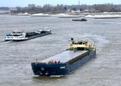 Amanda on river Waal passing Nijmegen, 01-12-2010