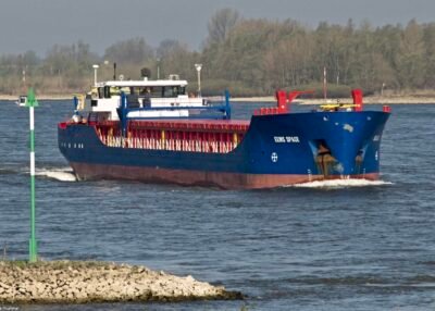 Eems Space on river Waal passing Nijmegen, 02-04-2012