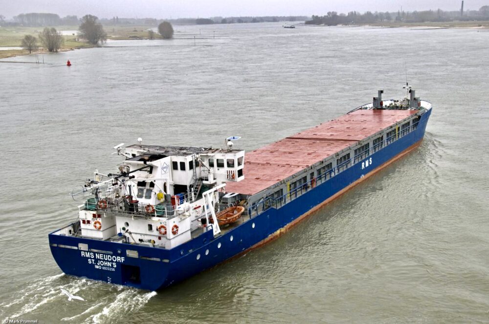 RMS Neudorf on river Waal passing Nijmegen, 30-01-2011
