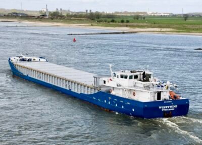 Westewind on river Waal passing Beneden Leeuwen, 10-04-2010