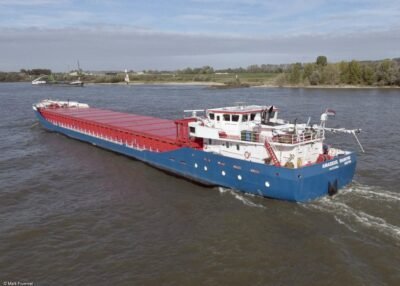 Amadeus Diamond on river Rhine passing Spijk, 07-10-2022