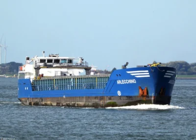 Arlecchino inbound Rotterdam passing Rozenburg, 16-10-2022