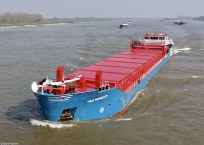 H&S Honesty on river Waal passing Rossum, 09-04-2023