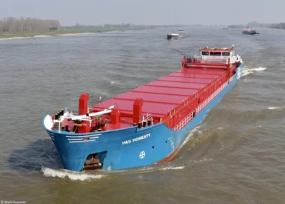 H&S Honesty on river Waal passing Rossum, 09-04-2023