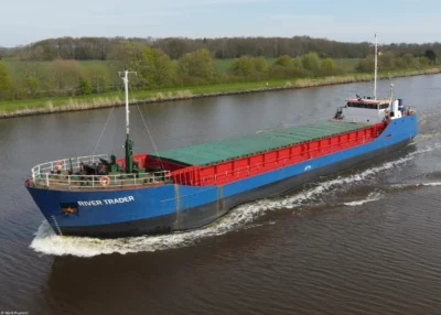 River Trader in Kiel Canal passing Breiholz, 28-04-2023