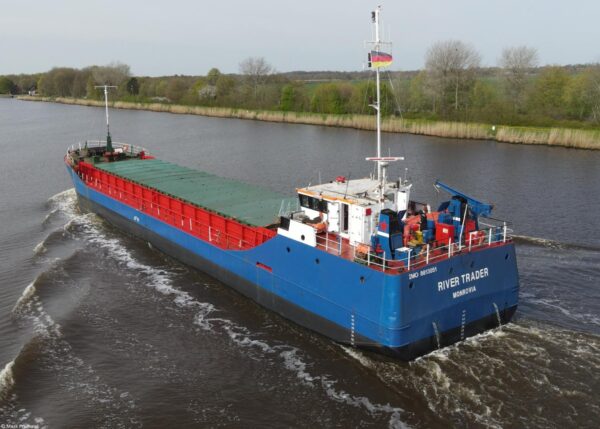 River Trader in Kiel Canal passing Breiholz, 28-04-2023