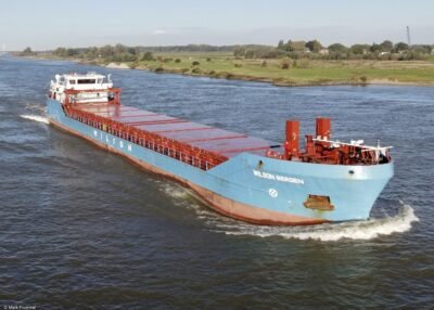 Wilson Bergen on river Waal passing Ewijk, 08-10-2022