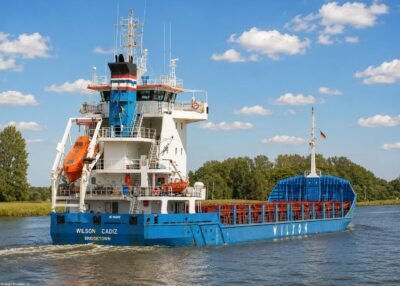 Wilson Cadiz in Kiel Canal passing Breiholz, 14-05-2015