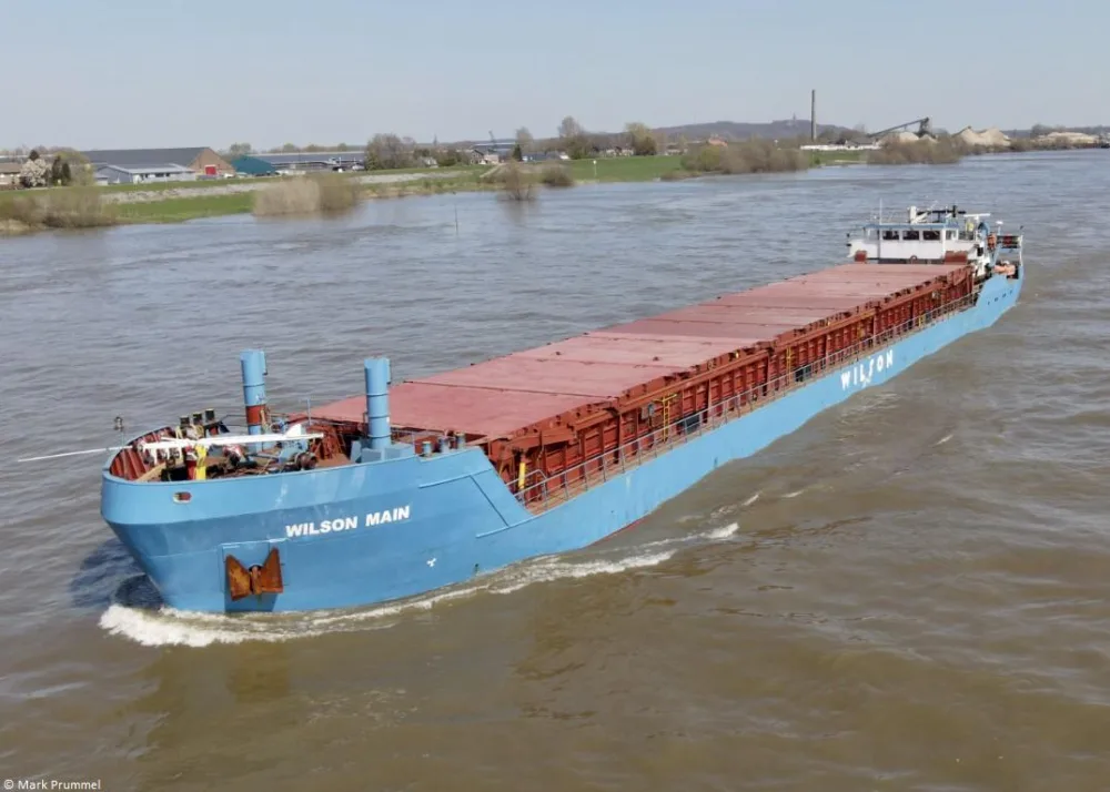 Wilson Main on river Rhine passing Spijk, 05-04-2023