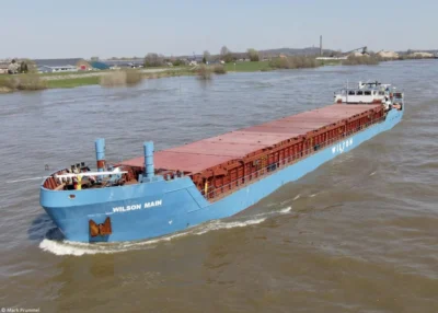 Wilson Main on river Rhine passing Spijk, 05-04-2023