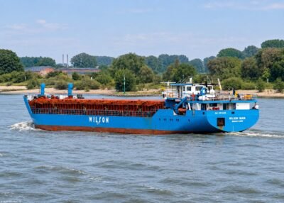 Wilson Main on river Rhine passing Spijk, 20-05-2009